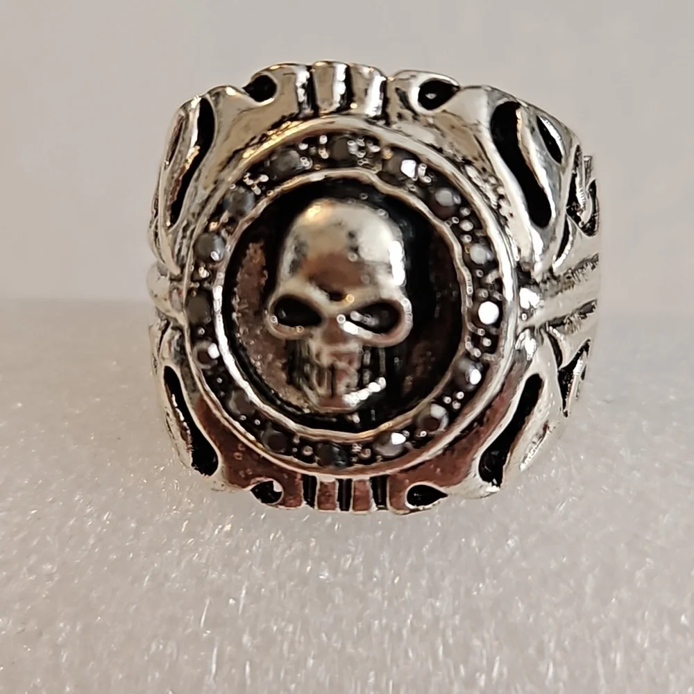 PIRATE SKULL W/ Rhinestones Size 14 Silvertone Ring